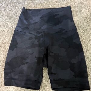 lululemon athletica Black Camo Bike Shorts size 0, 6”